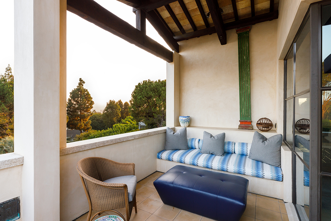 Masterful Tuscan Style Villa With Modern Twists Lists Asks 20m In Beverly Hills Balcony