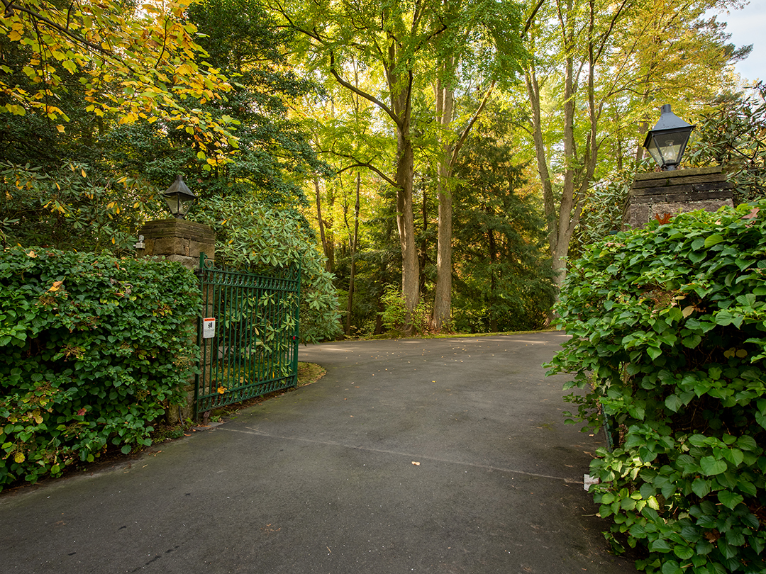 Paul Simons Secluded Haven In New Canaan Lists With A Fresh Price Entrance