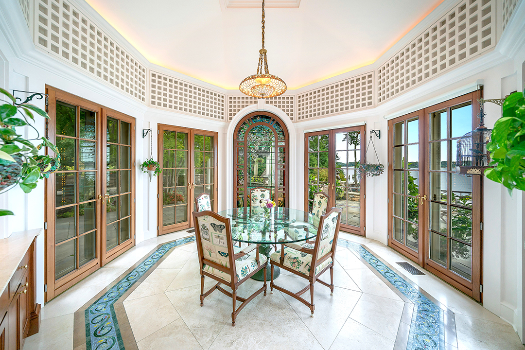 1 Swan Landing Great Neck Breakfast Table