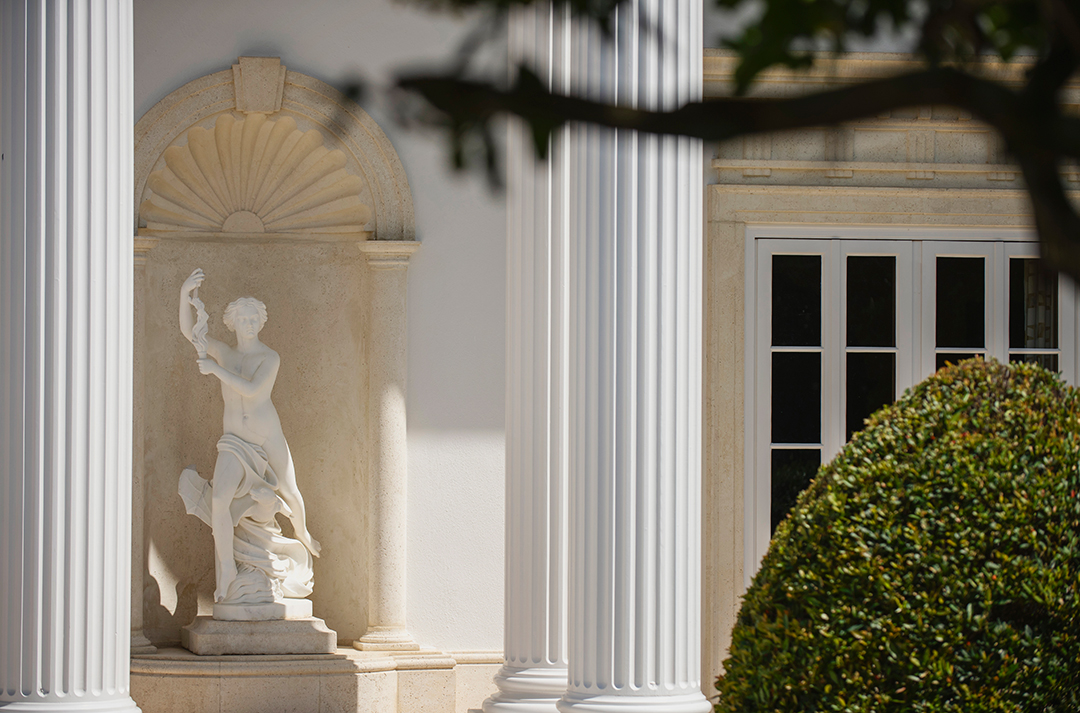 British Billionaire Lists Lakefront Florida Mansion With Hidden Treasuresart Niche Detail