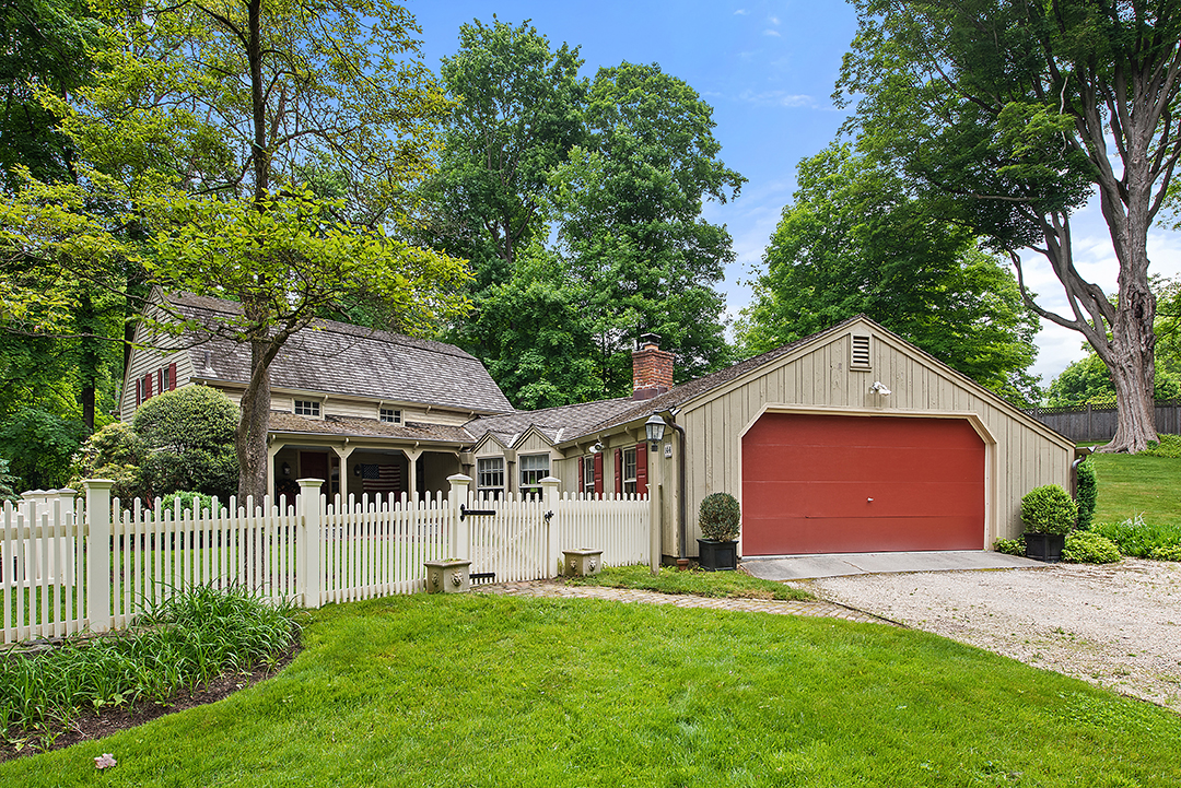 Glenn Close Says Goodbye To A Quaint Bedford Ny Farmhouse Home Exterior 