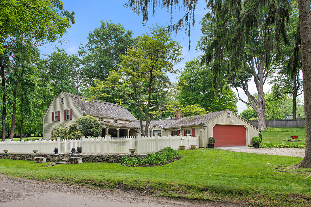 Glenn Close Says Goodbye To A Quaint Bedford Ny Farmhouse Home Exterior