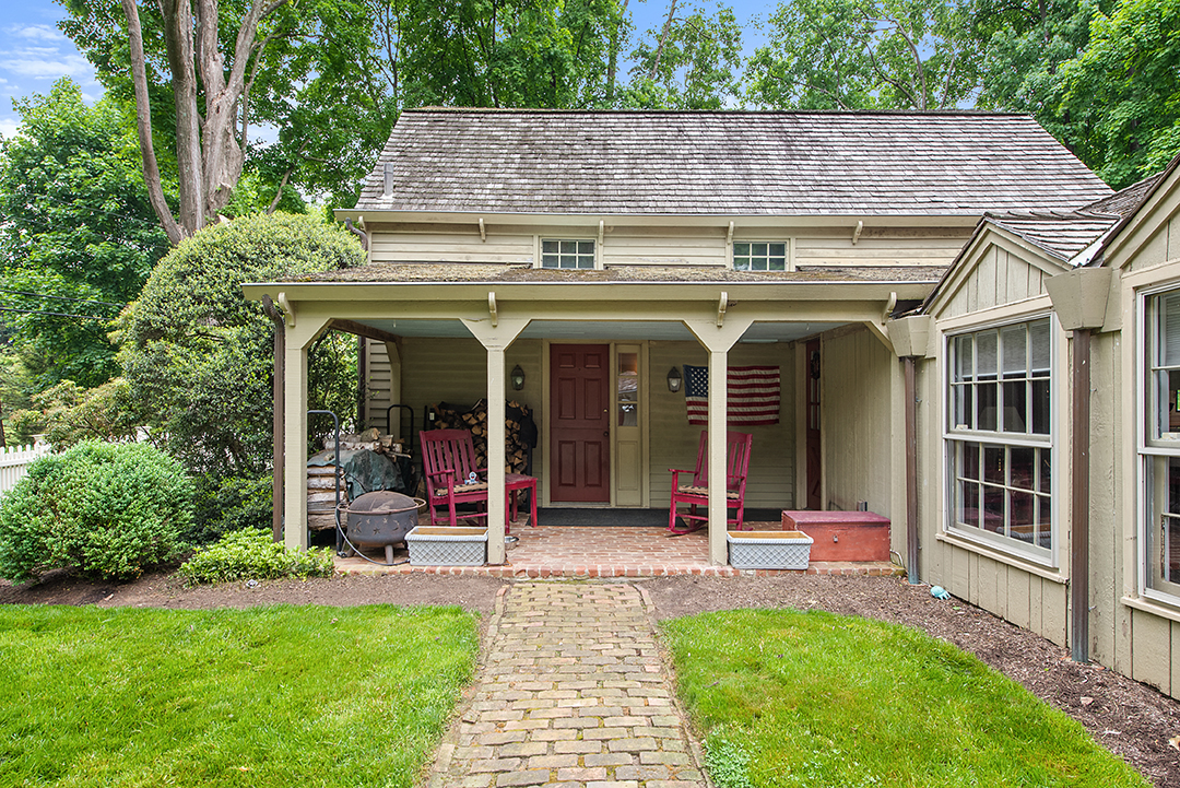 Glenn Close Says Goodbye To A Quaint Bedford Ny Farmhouse Home Front Door