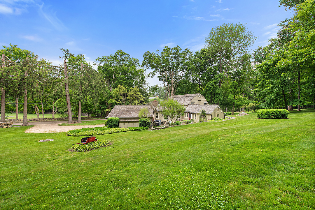 Glenn Close Says Goodbye To A Quaint Bedford Ny Farmhouse Home Lawn