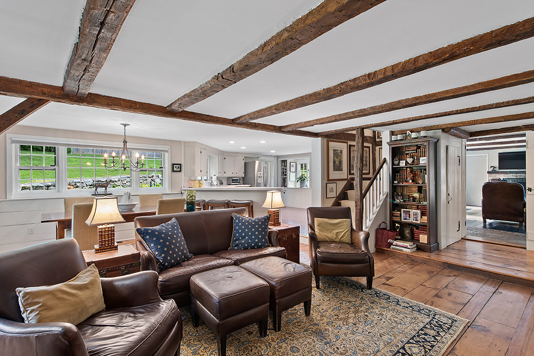 Glenn Close Says Goodbye To A Quaint Bedford Ny Farmhouse Home Living Room