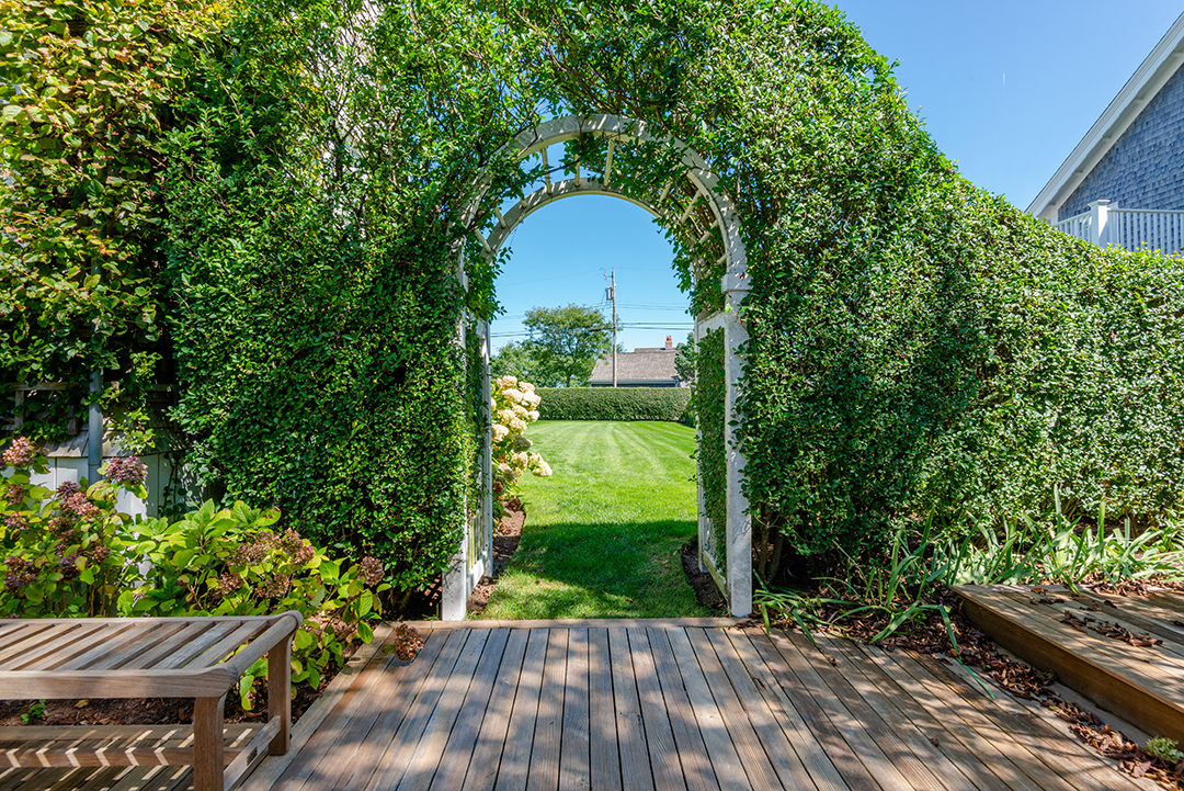 Traditional Nantucket Home Where A Legacy Can Be Built Asks 18m Garden