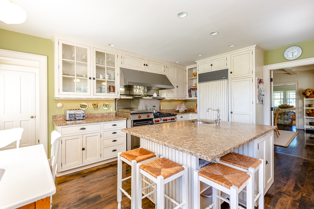 Traditional Nantucket Home Where A Legacy Can Be Built Asks 18m Kitchen