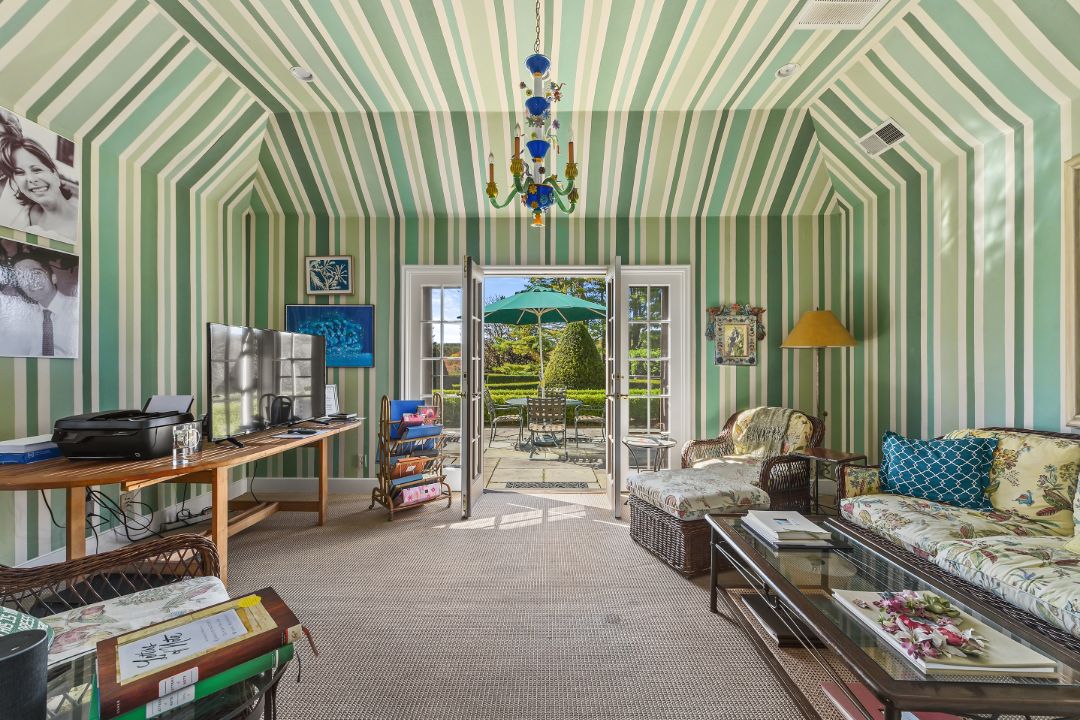 Chicago Producer Westchester Estate Wallpaper