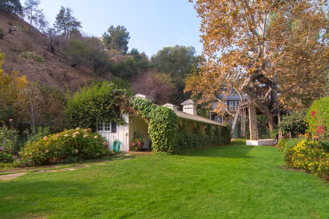Michelle Pfeiffer Former Pacific Palisades Home Lawn