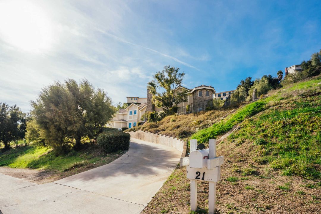 Shaquille Oneal Sells Bell Canyon Home Driveway