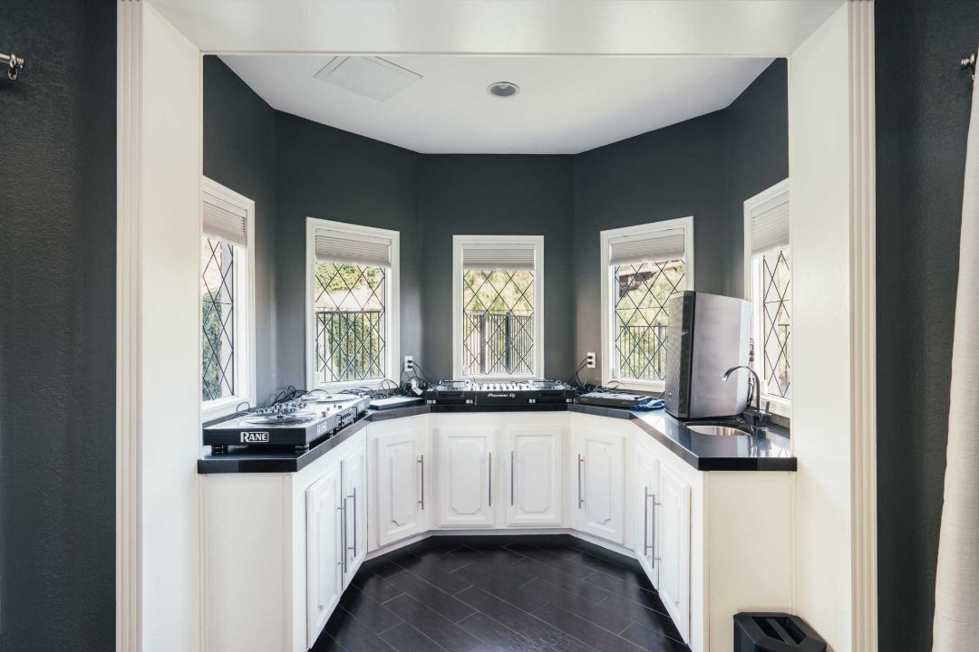 Shaquille Oneal Sells Bell Canyon Home Bar