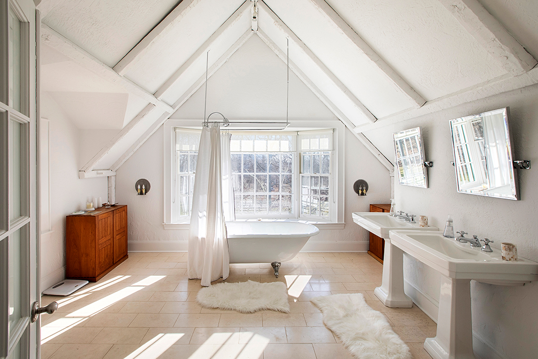 Ceo Of Knoll Lists Waterfront Architectural Stunner On Shelter Island Bathroom