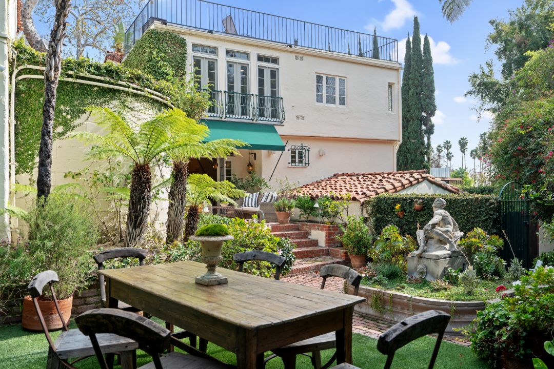 Riverdale Creator Courtney Villa Complex Los Angeles Outdoor Dining II