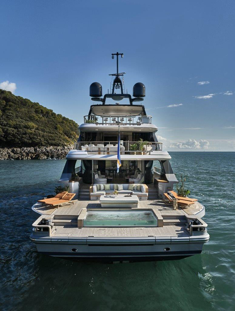 Benetti Oasis 40m Rear View