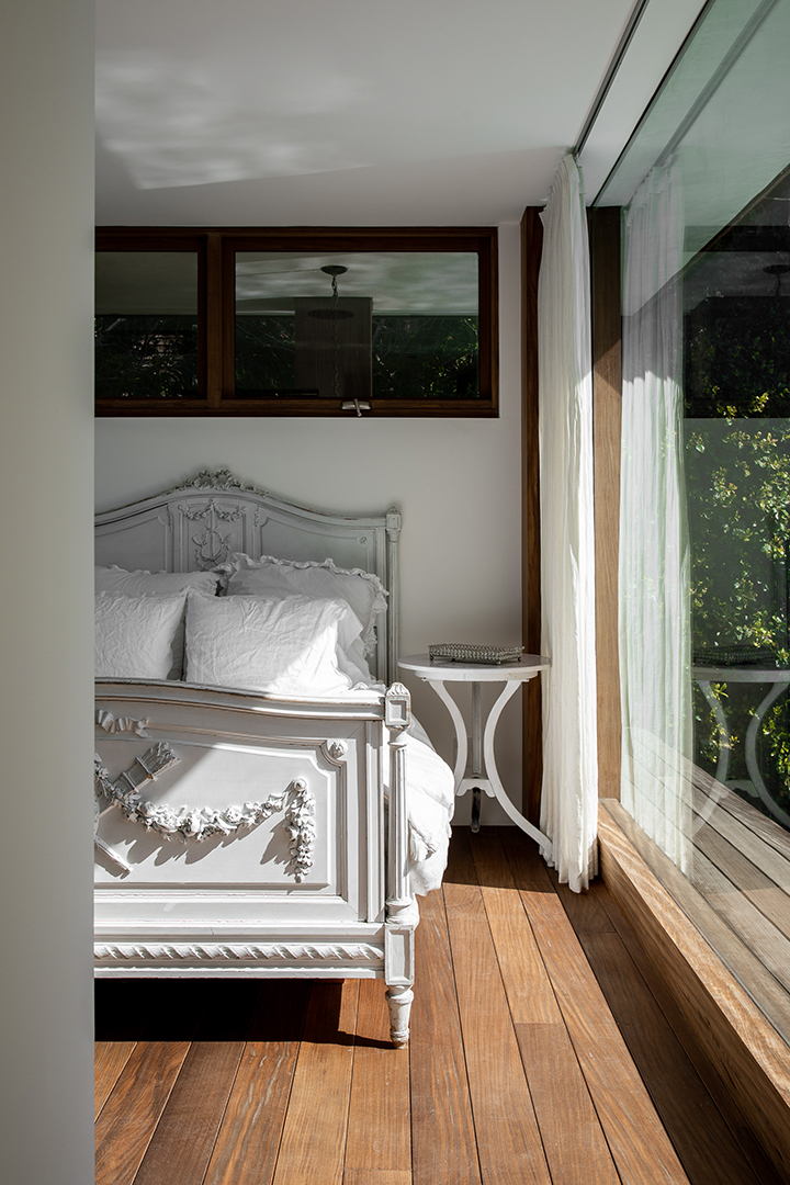 Pamela Andersons Longtime Malibu Home Lists For 14 9m Bed B