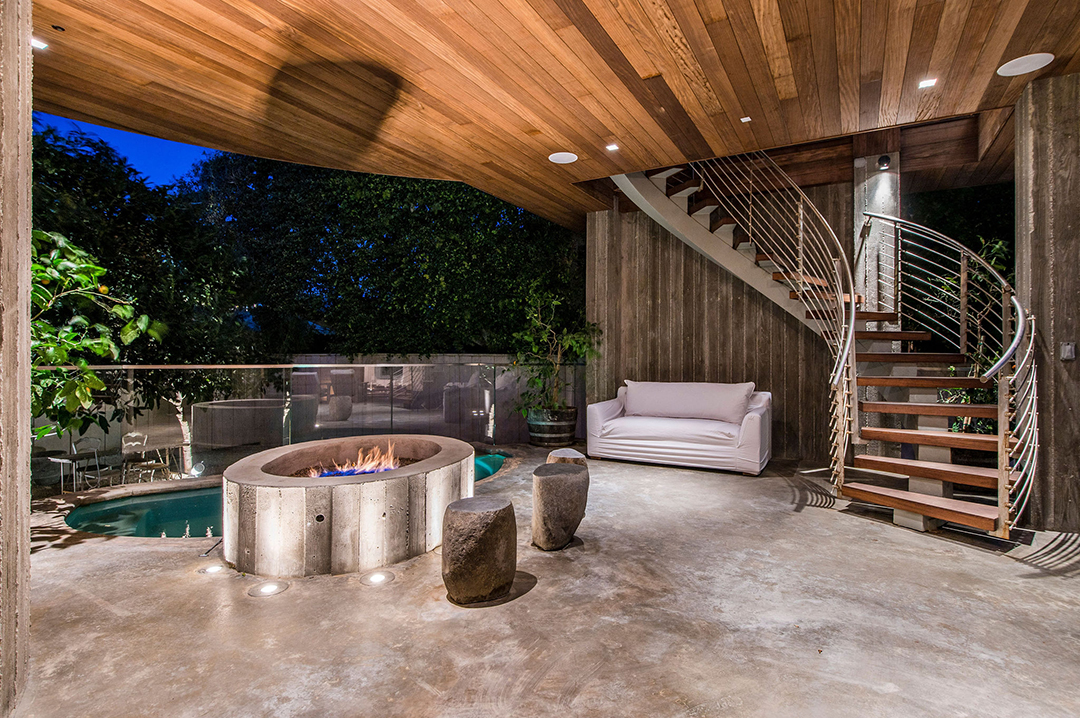 Pamela Andersons Longtime Malibu Home Lists For 14 9m Firepit