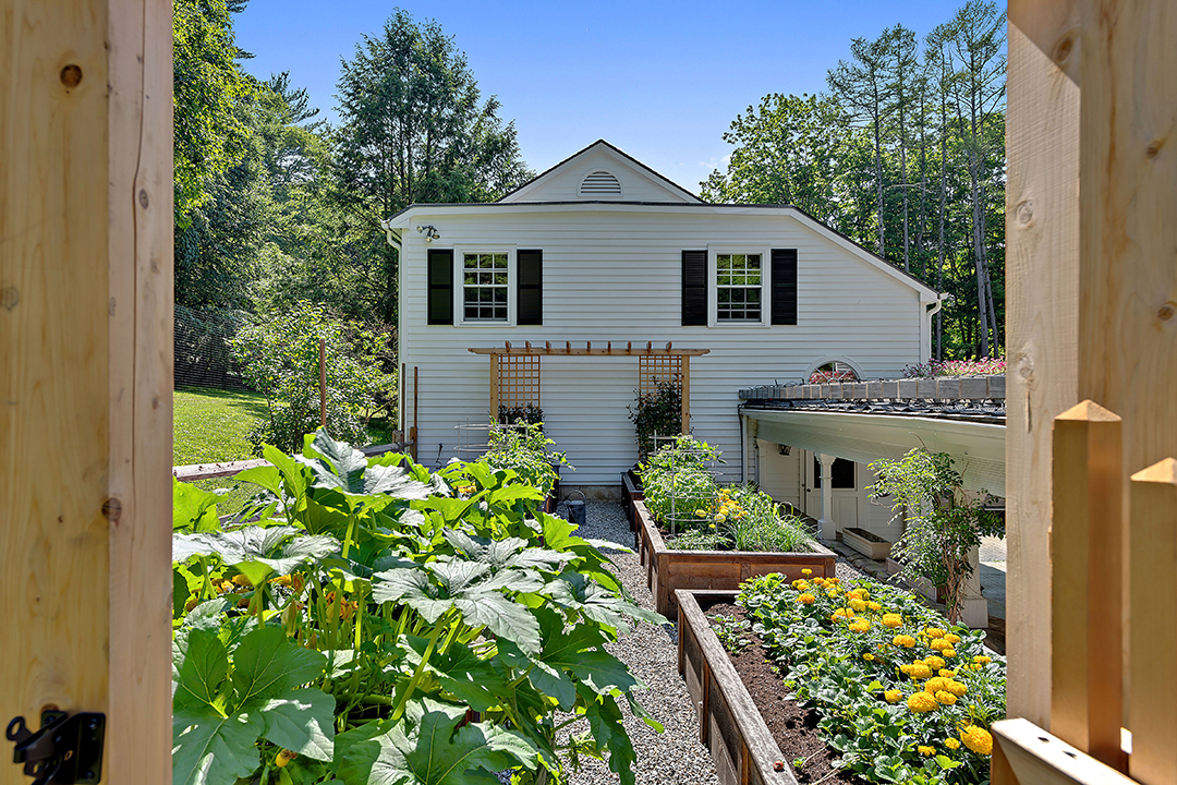 Actor Hank Azarias Charming Estate In Bedford Corners Wants 3 25m Garage Apartment