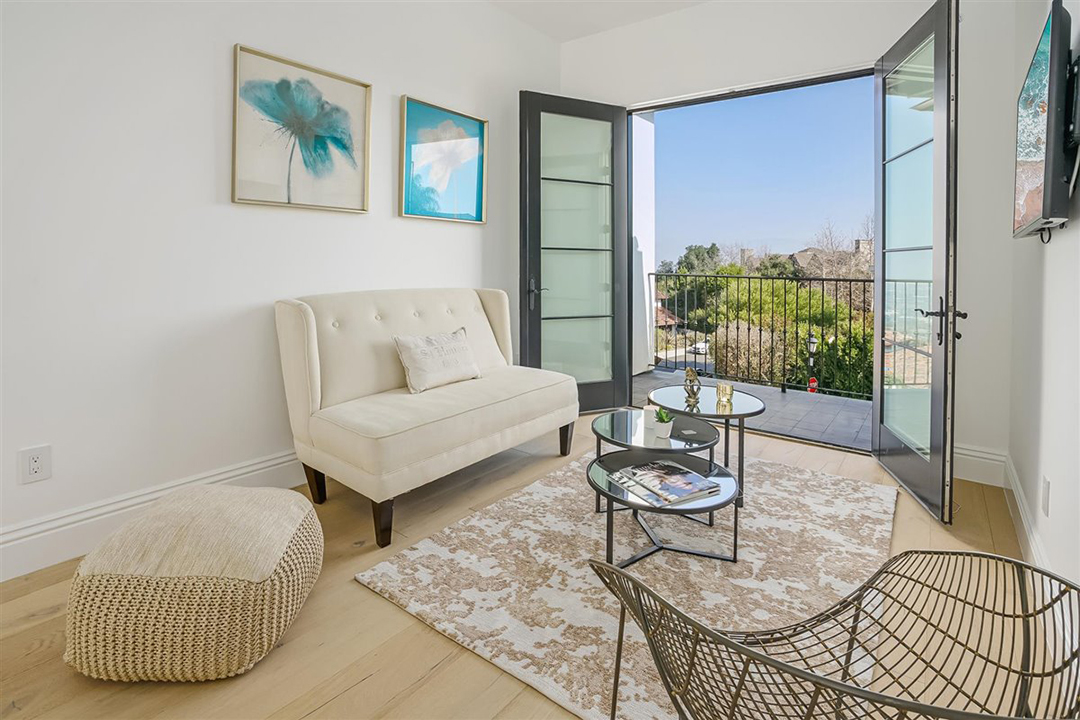 Serena William Lobs Her Chic Beverly Hills Home Onto The Market Den B