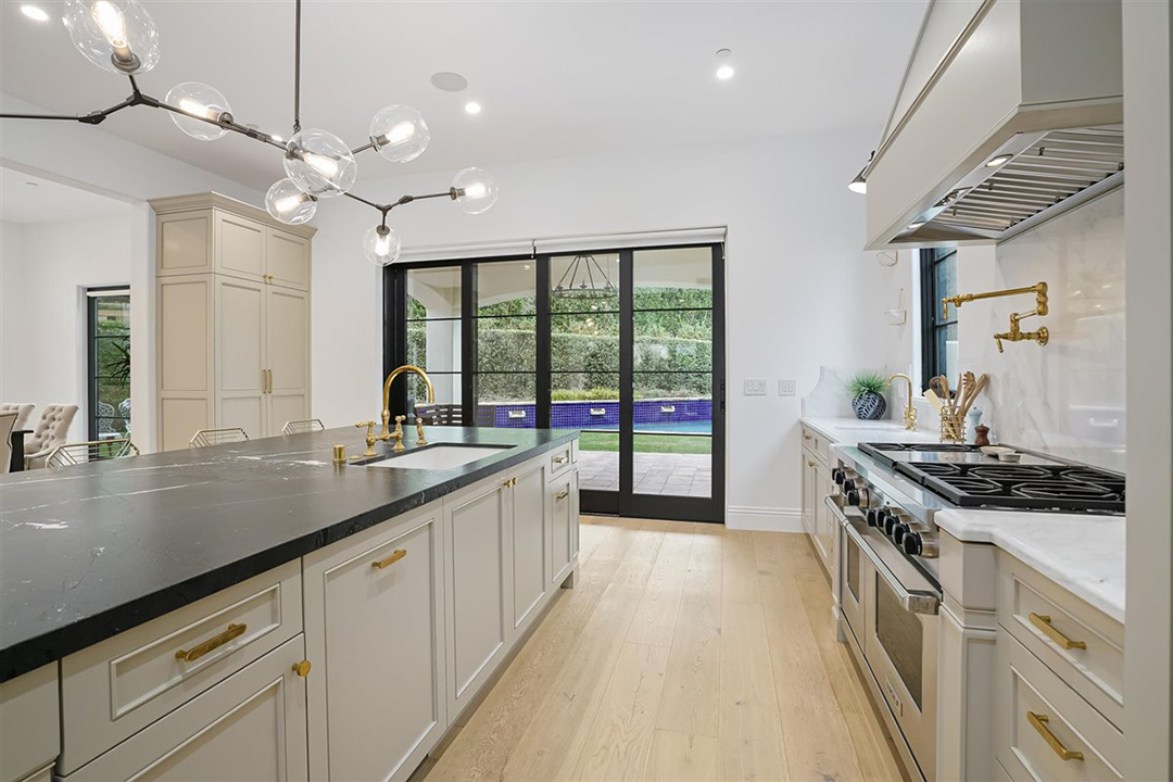 Serena William Lobs Her Chic Beverly Hills Home Onto The Market Kitchen B