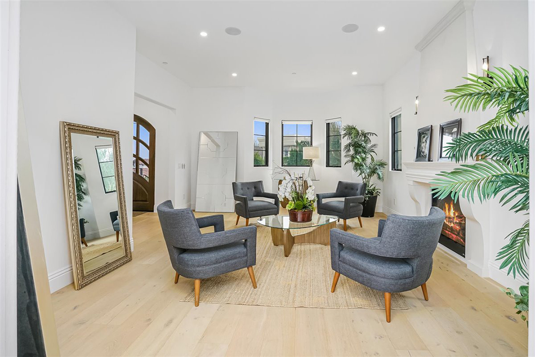 Serena William Lobs Her Chic Beverly Hills Home Onto The Market Sitting Room