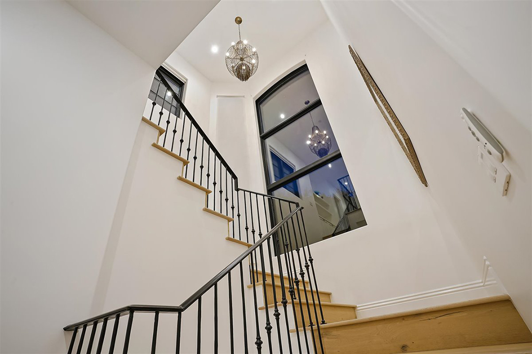 Serena William Lobs Her Chic Beverly Hills Home Onto The Market Stairs