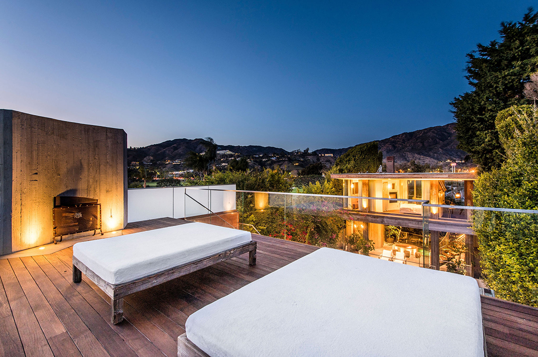 Pamela Andersons Longtime Malibu Home Lists For 14 9m Deck