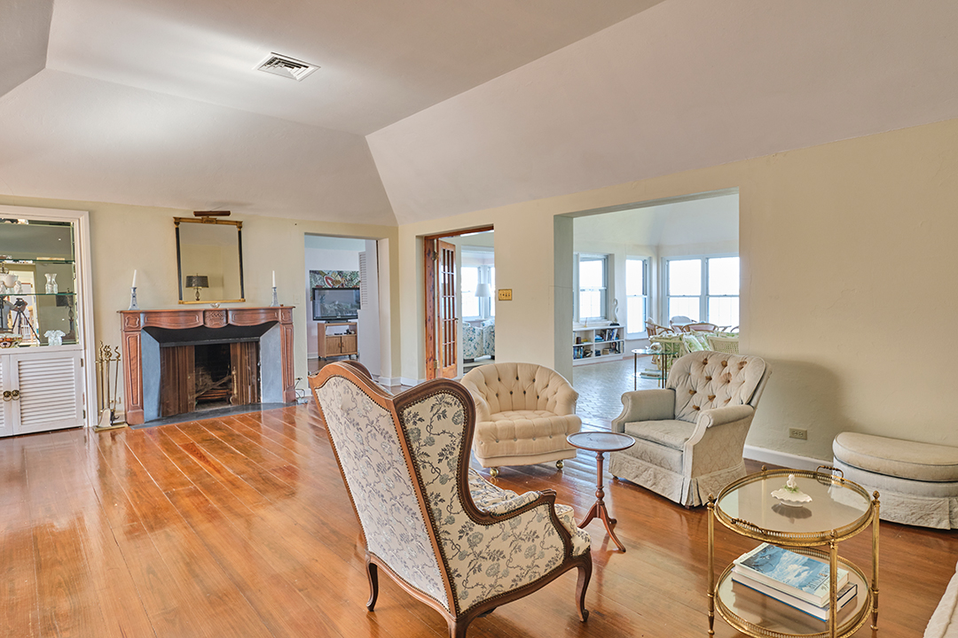 Waterfront Bermuda Home Will Soon Go To Auction Without Reserve Living Room