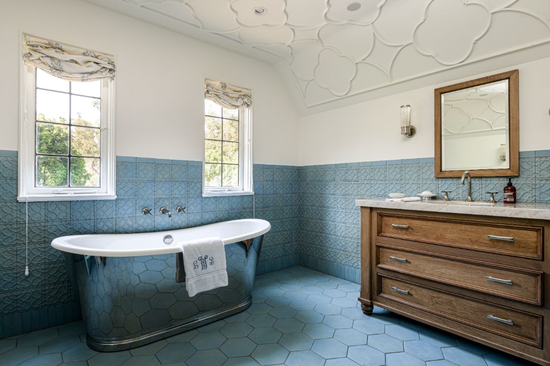 La La Land Pasadena Tudor Bathroom Cast-Iron Tub