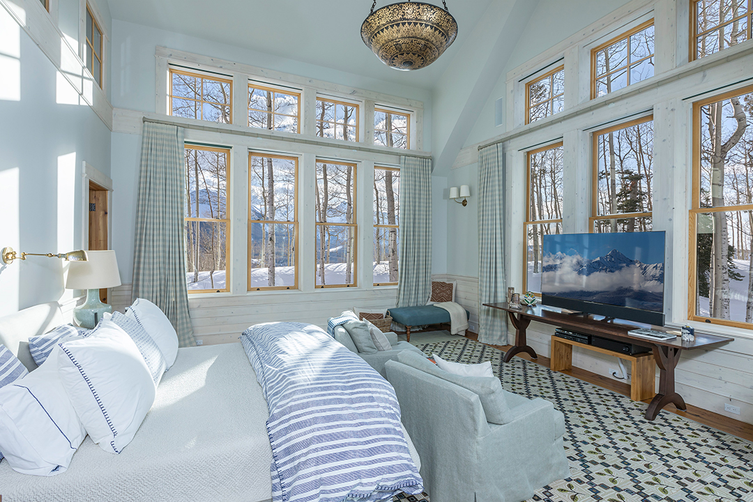 Jerry Seinfeld Relists His Extravagant Colorado Getaway Bedroom