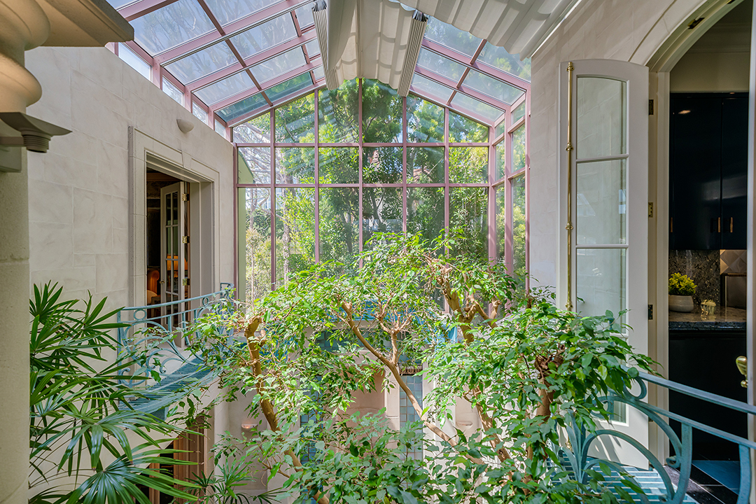 Rhonda Fleming And Ted Mann La Mansion Expansive Windows