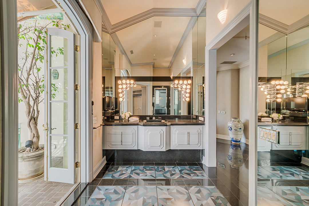 Rhonda Fleming And Ted Mann La Mansion Bathroom