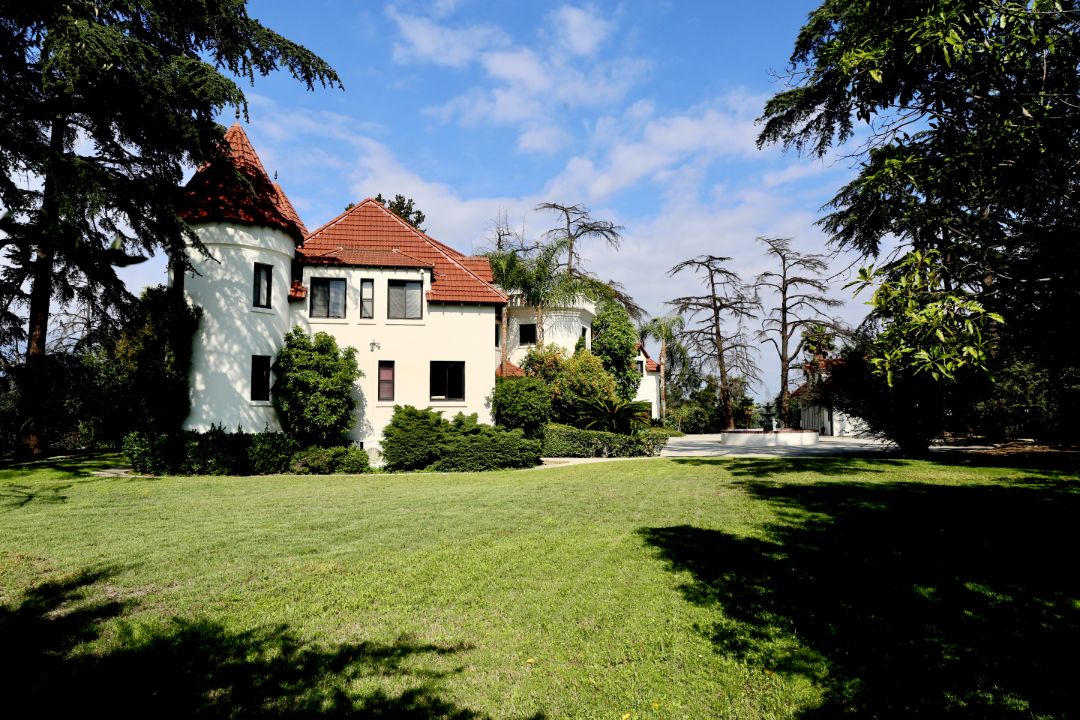 Phil Spector Sells Pyrenees Castle Lawn