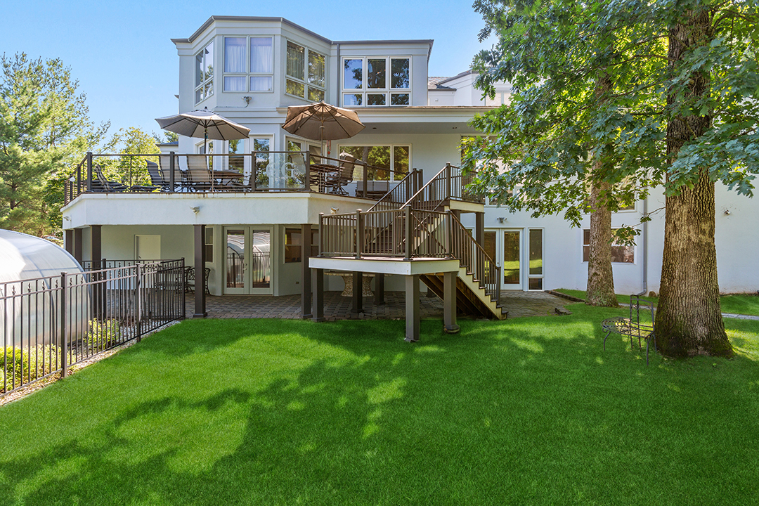 Gloria Gaynor Longtime New Jersey Home Hits The Market Exterior Back