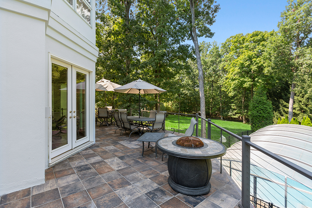 Gloria Gaynor Longtime New Jersey Home Hits The Market Patio B