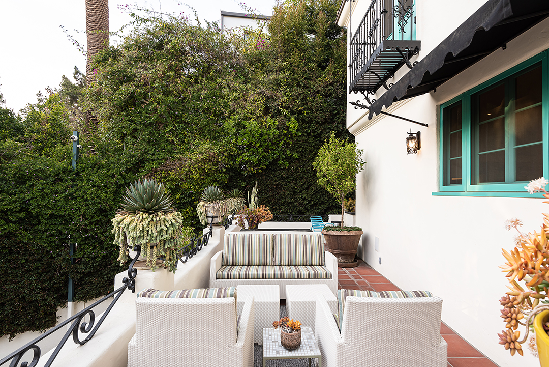 Modern Family Star Parts Ways With Enchanting Spanish Style Home Patio B