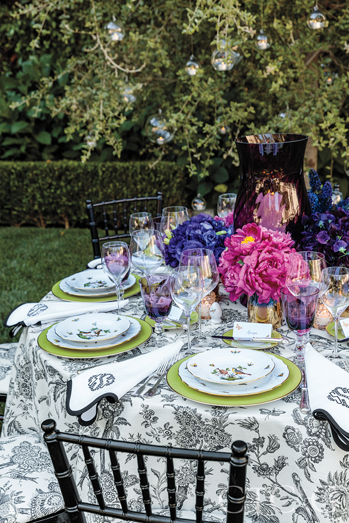 Stephanie Booth Shafran Hosts A Dinner In The Garden With Oscar De La Renta