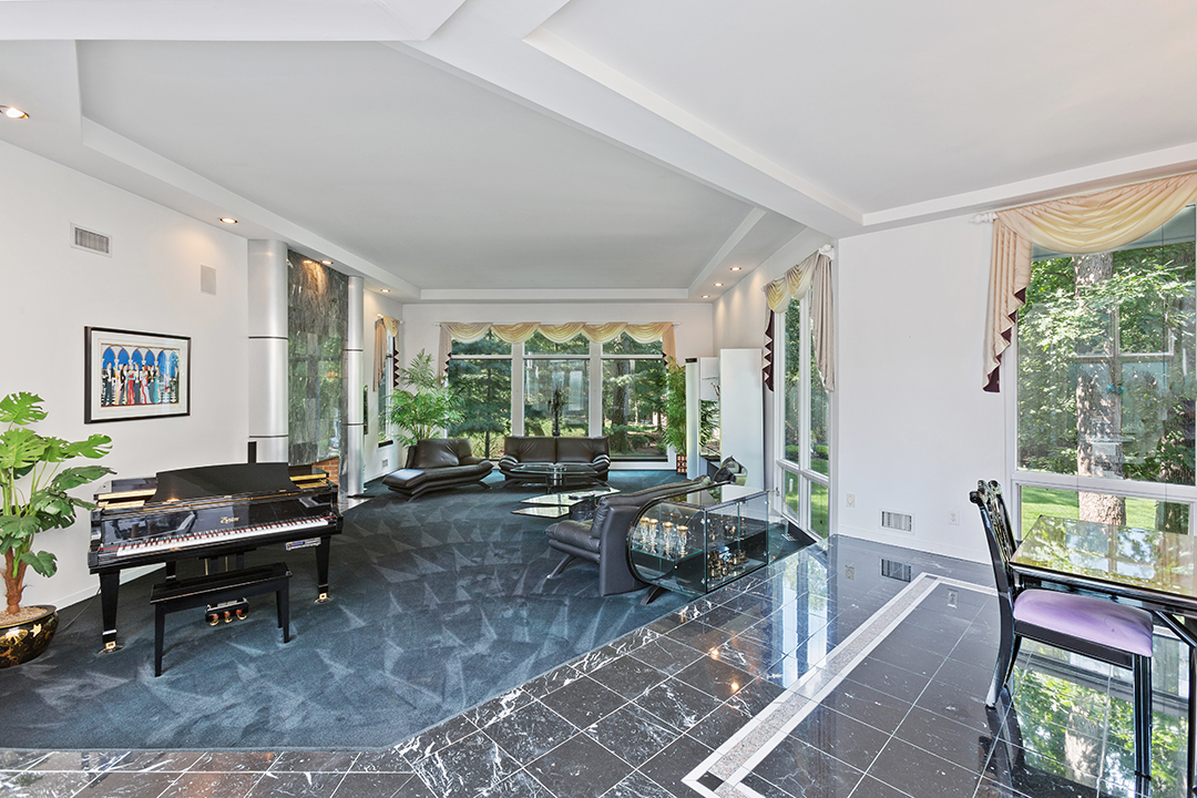 Gloria Gaynor Longtime New Jersey Home Hits The Market Living Room