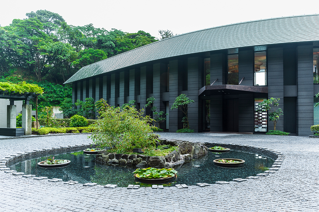Waterfront Home In Japan Fountain