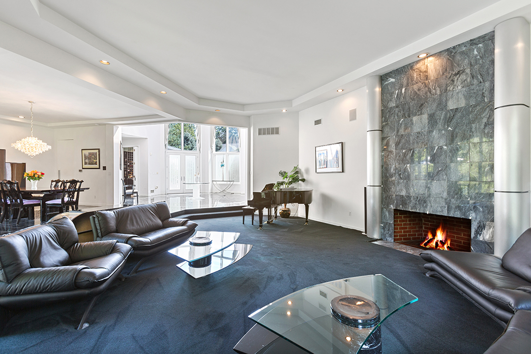 Gloria Gaynor Longtime New Jersey Home Hits The Market Living Room B