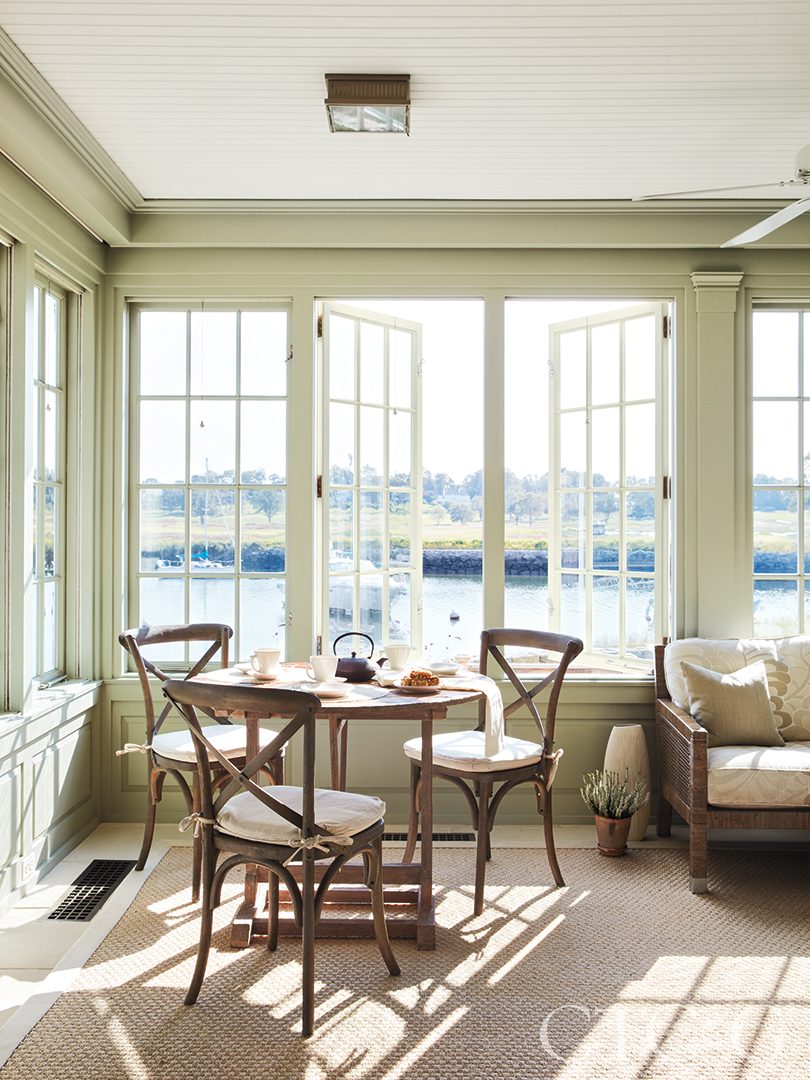 Brown Antique Table And Chairs In Living Room