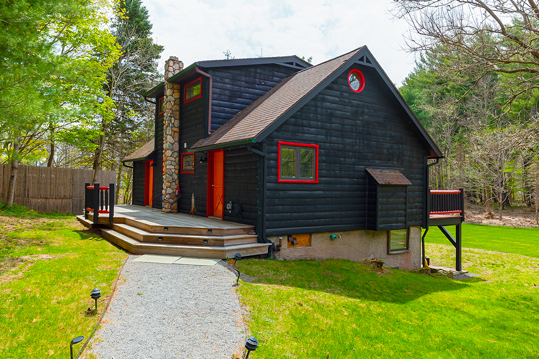 Kate Pierson Of The B 52s Lists Whimsical New York Estate Cabin
