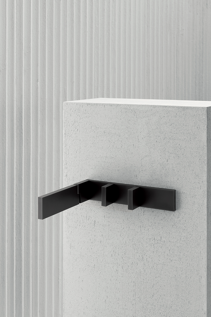 black mounted faucet