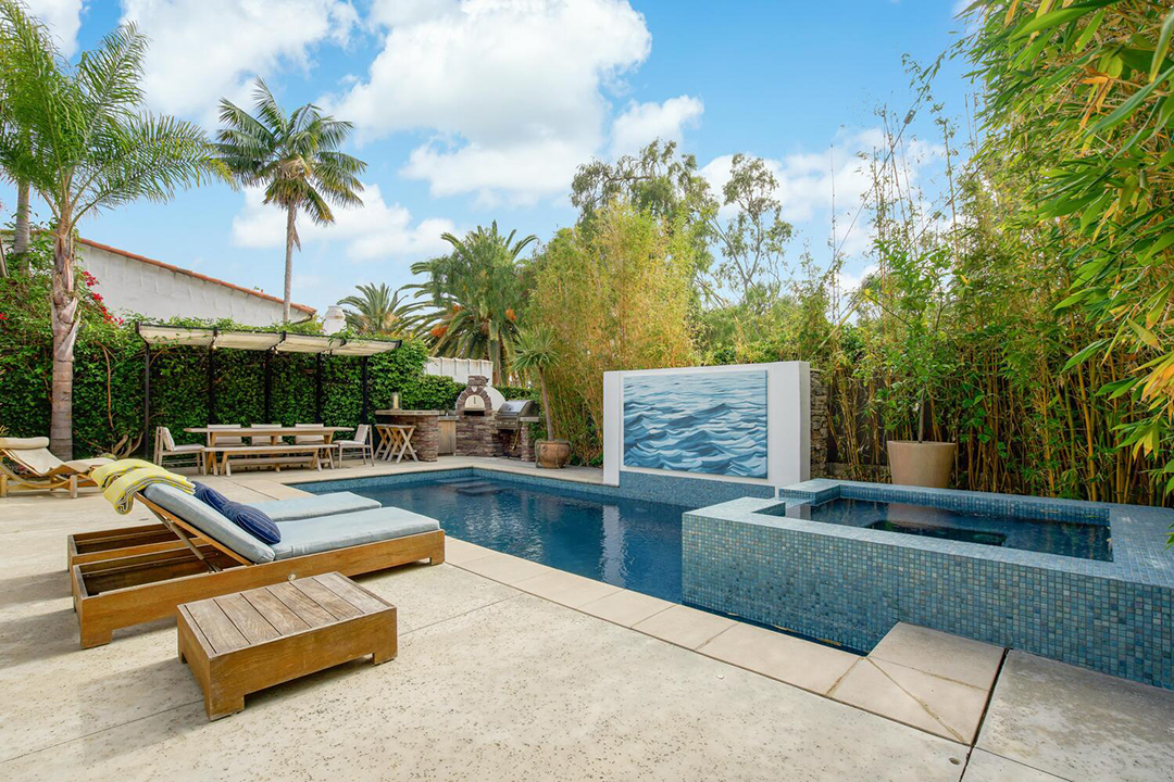 Actress Laura Derns Former Home Lists In Star Studded Pacific Palisades Pool C