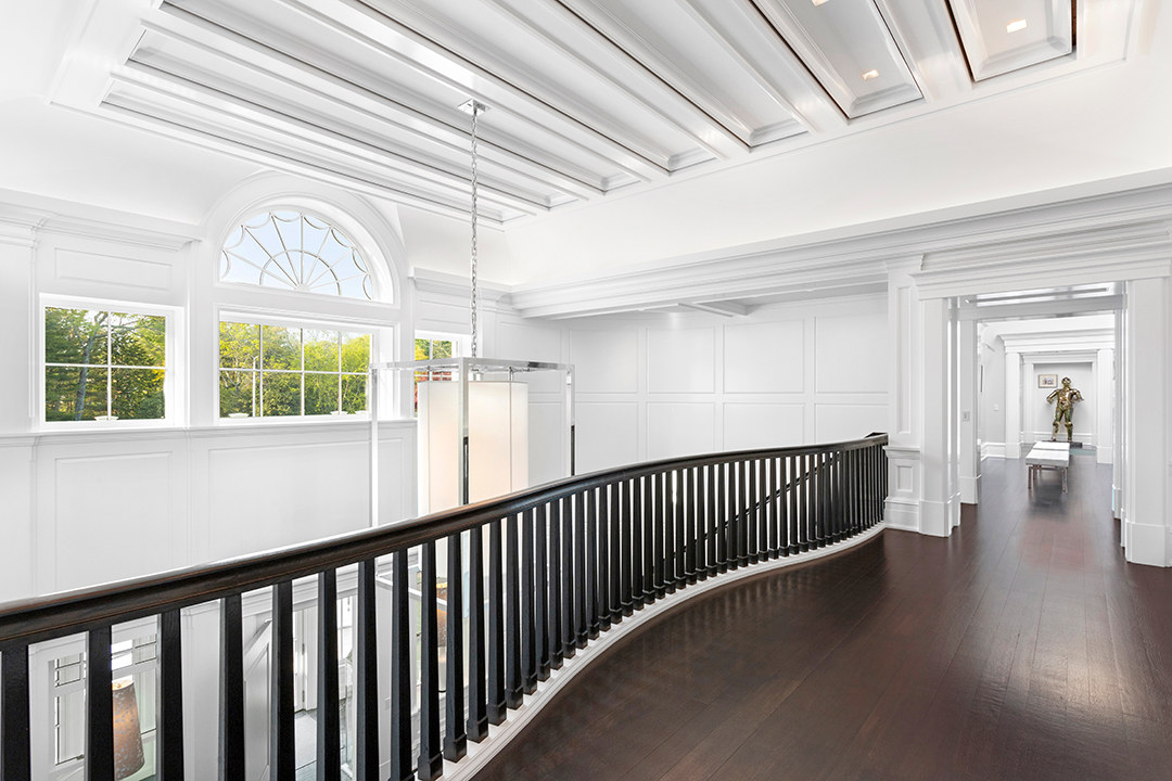 Explore A 16 5m Hamptons Mansion Decked Out For Summer Fun Upstairs