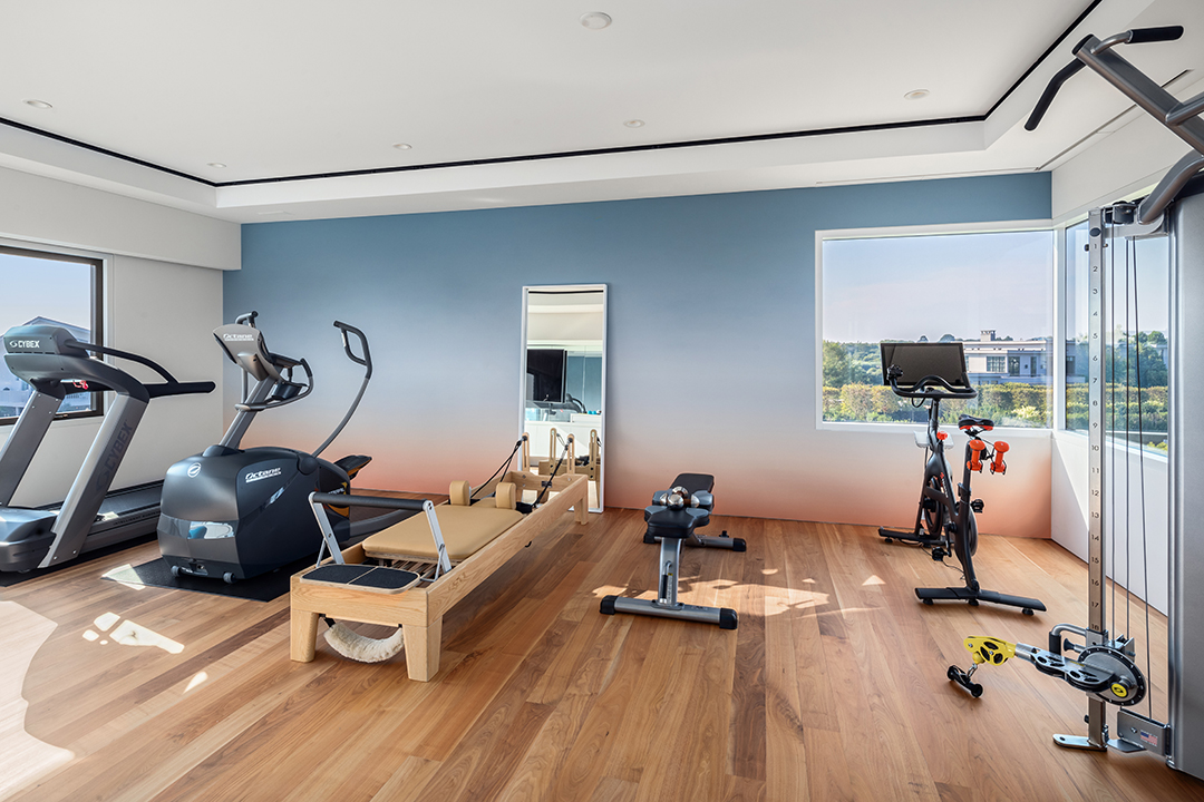 Breathtaking Bridgehampton Modern Lists For 52m Gym