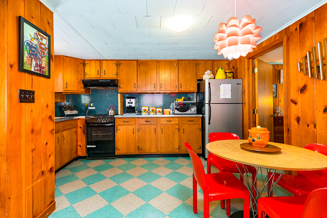 Kate Pierson Of The B 52s Lists Whimsical New York Estate Kitchen B