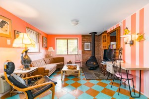 Kate Pierson Of The B 52s Lists Whimsical New York Estate Pink Den