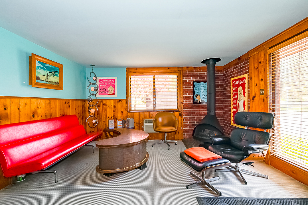 Kate Pierson Of The B 52s Lists Whimsical New York Estate Living Room