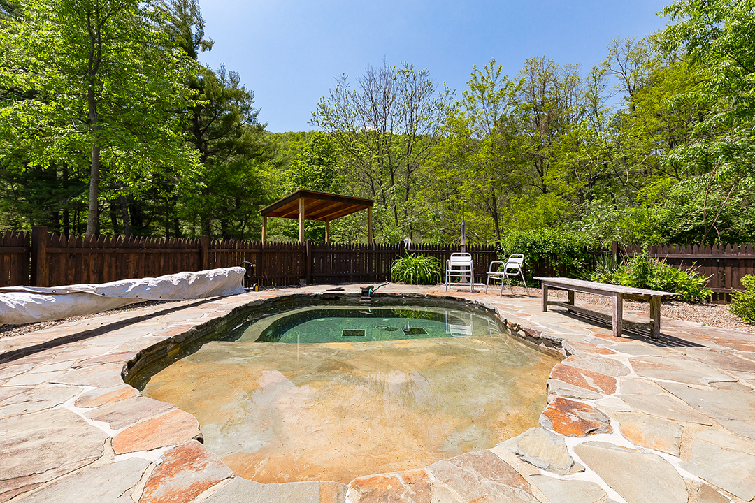 Kate Pierson Of The B 52s Lists Whimsical New York Estate Pool