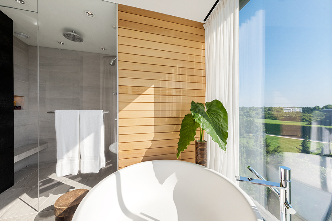 Breathtaking Bridgehampton Modern Lists For 52m Tub